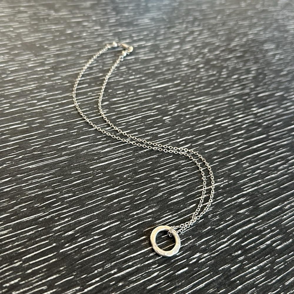 Silver circle necklace - Picture 2 of 3